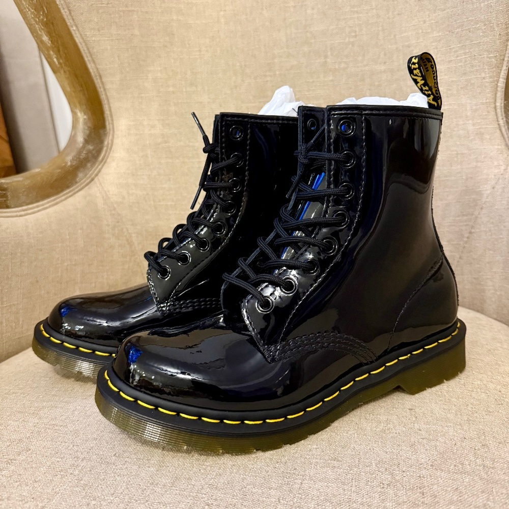 Brand NEW!! Never worn ladies black patent leather Dr. Martens 1460. S-9